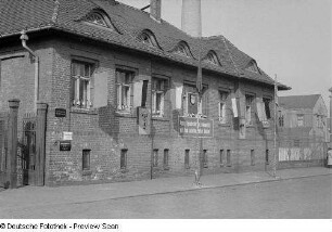 Mit Fahnen und politischer Propaganda geschmücktes Haus