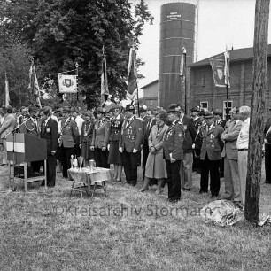 Volks- und Schützenfest: Kreisverbandschützenfest: Sport- und Schützenverein Pölitz e.V. und Kreisschützenverband Stormarn: Proklamation des Schützenkönigs und der Schützenkönigin durch den stellvertretenden Kreisschützenverbandsvorsitzenden Rolf Peters, mit Kreispräsident Hubert Priemel, Kreissportverbandsvorsitzendem Hansjoachim Berg und Ehrengästen