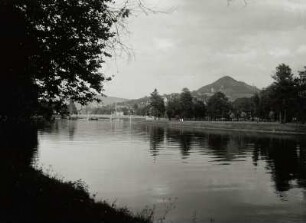 Jena, Saale : Jena. Saale mit Paradiesbrücke. Blick über das rechte Saalufer nach Osten zum Hausberg