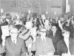 Beschlussfassung auf der Bezirksdelegiertenkonferenz der DSF in Berlin (Ost)