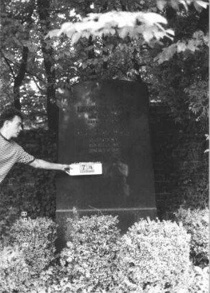 Grabstein 74 (Index: 100108918) Material: polierter Granit, Metallbuchstaben Zustand: sehr gut Maße HxBxT: 211x104x25 cm Beschreibung: Stele, Rundbogenabschluß Symbolik: Davidstern Besonderheit: Doppelgrab für Eheleute: Grabstein 74