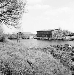 Dorfteich nach Ausbau: im Hintergrund Bauernhäuser