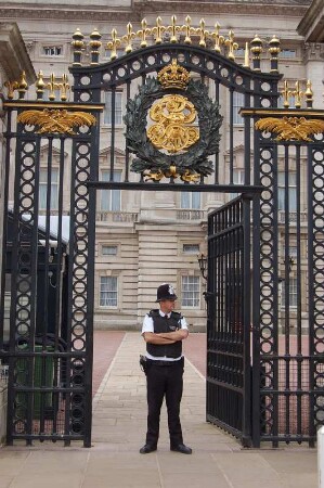 Polizist steht im Eingang zum Palast, Nebentor