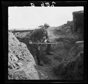 Komaika-Stellung (=Kamaja/Kamoja, Gewässer in Litauen): Soldat mit Schaufel in einem Laufgraben ("Stellungsbau in der Komaika-Stellung")