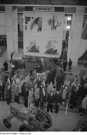 Landwirtschaftsmaschinen aus sowjetischer Produktion auf der Leipziger Herbstmesse 1954
