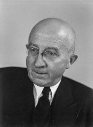 Porträt Rudolf Mauersberger (1889-1971; Kreuzkantor), Nationalpreisträger 1950. Fotografie von Li (Charlotte) Naewiger, Dresden 1954