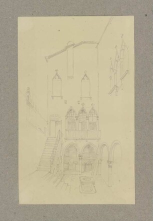 Innenhof mit Brunnen, Arkaden und Treppe in Venedig