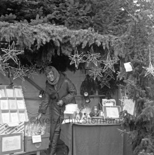 Rethwischdorf: Grundstück des stellvertretenden Kreispräsidenten Ernst Eick: Weihnachtsmarkt: Marktstand mit Kunstgewerbe: links Marktfrau: darüber und dahinter Tannen mit Sternendekoration