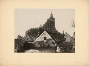 Gehöft, Rössel: Ansicht, Kirche im Hintergrund