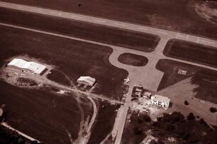 Freiburg: Flugplatz, Tower und Startbahn, von Norden