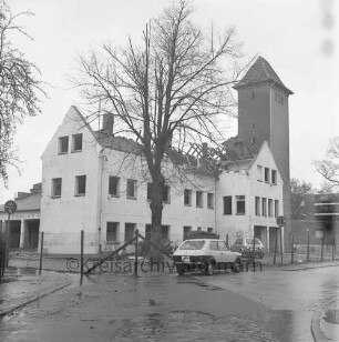 Feuerwache Woldenhorn: Schäferweg: [ehemaliges Elektrizitätswerk]: Abriss: Verwaltungsgebäude ohne Dachstuhl: links Feuerwehrgerätehaus: rechts Schlauchturm: davor Autos, Bauzaun