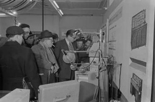 Messebesucher in einem Ausstellungspavillon, Präsentation von elektronischen Geräten