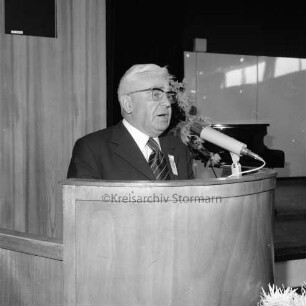 15-jähriges Jubiläum: Feierstunde: Hauptschule mit Realschulzug, Schützenstraße: Aula: Redner am Rednerpult mit Mikrofon, 17. September 1972