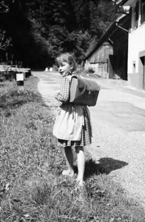 Schapbach: Ein Schulkind barfuß auf dem Schulweg bei Schapbach