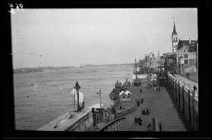 Antwerpen (Belgien): [Landungsbrücke], im Hintergrund ein Teil der [Burg Steen] (Distanzaufnahme)