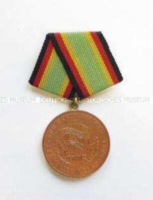 Medaille für treue Dienste in der Nationalen Volksarmee in Bronze, mit Etui