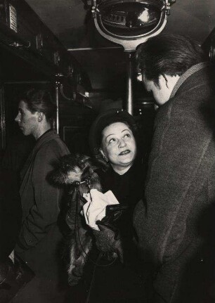 [Grethe Weiser mit Hund im Zug]