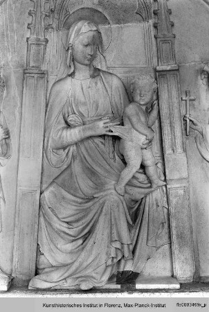 Markusportal : Thronende Madonna mit Kind zwischen zwei Engeln