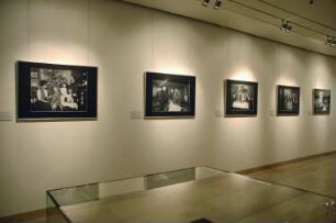 Dresden. Sächsische Landesbibliothek - Staats- und Universitätsbibliothek. Raumaufnahme in der Ausstellung "O du fröhliche? Weihnachten in historischen Fotografien". Ansicht mit Familienfoto M. Helas, Sonnenwendfeier in einem Blockhaus und Familie Kroll