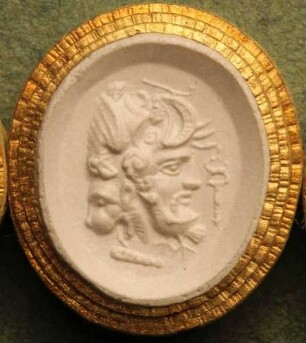 Zusammengesetzte Maske aus Göttersymbolen (Daktyliothek, Zweites Historisches Tausend)