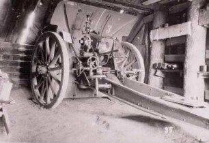 Erster Weltkrieg. Deutsches Geschütz in einem pioniermäßig ausgebautem Unterstand. Ansicht von hinten