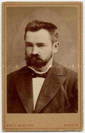 Atelierfoto eines bärtigen Mannes