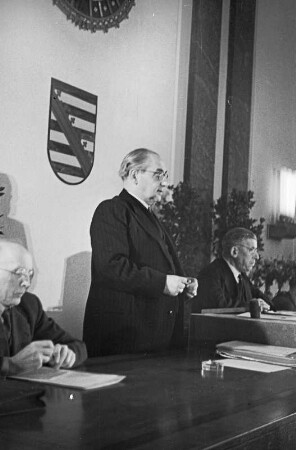 Beratung des Sächsischen Landtages : Dresden. Tagung der Landesverwaltung Sachsen (1. Beratende Versammlung im Bundesland Sachsen). Prof. Dr. Hermann Kastner (LDPD), 1. Vizepräsident, vom Präsidium aus sprechend, Otto Buchwitz (SED, r.), Präsident des Landtages