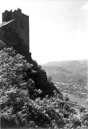 Burg Liebenstein : Blick von Burg Liebenstein (13.-15. Jh.) über den Rhein auf Bad Salzig