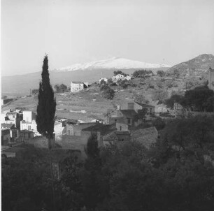 Sizilien, Blick zum Ätna über einen Ort, wohl bei Taormina
