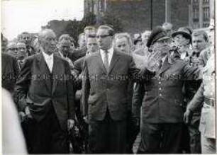 Bundeskanzler Adenauer besichtigt die Sektorengrenze in der Nähe des Potsdamer Platzes