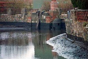 Fritz-Berodt-Straße 7-9: Hofanlage: Teich bei Niedrigwasser: Ufermauern mit Fundamenten, hinten Wasserzulauf, Leiter: 10. Dezember 1993
