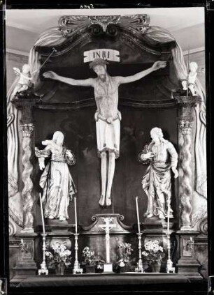 Kapelle; Hochaltar mit Kruzifix, romanisch