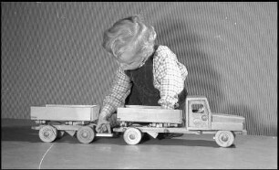 Orschweier: Holzspielzeug Götze, Kind mit Lastwagen und Anhänger