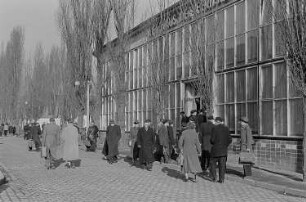 Blick auf das Messegelände mit dem Ausstellungspavillon für Fernsehgeräte, "RFT-Haus der Fernsehgeräte"