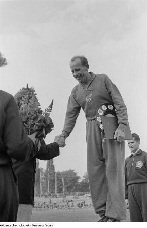 Emil Zátopek bei der Siegerehrung