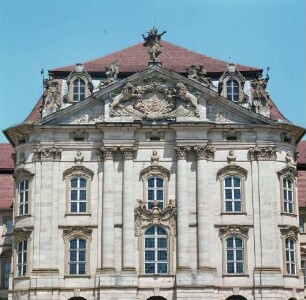 Schloß Weißenstein (Pommersfelden). Mittelbau mit Schönbornschen Wappen