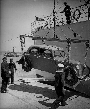 Travemünde. Der PKW des Fotografen wird auf das Passagierschiff "Hansestadt Danzig" des Seedienstes Ostpreußen verladen. Der PKW schwebt schon