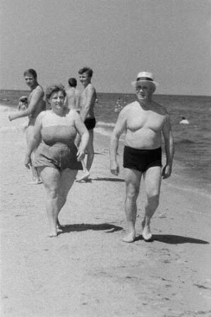Ostsee-Urlauber. Spaziergänger am Strand