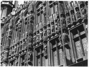 Figurenschmuck am Rathaus, Brüssel, Flandern, Belgien