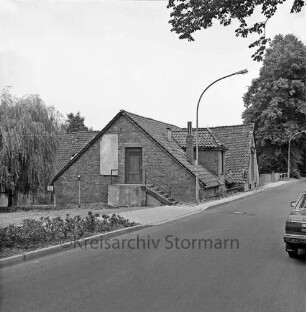 Denkmal: Kupfermühle mit beschädigtem Dach und in desolatem Zustand: vorn Kupfermühlenweg