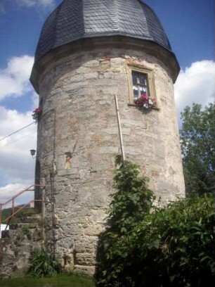 Stadtbefestigung - Stadtturm - Apothekerturm (runder Wehrturm) von Feldseite - vermauerte Schießscharten-zu Wohnzwecken umgebaut
