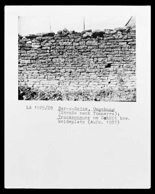 Trockenmauer eines Gehöftes