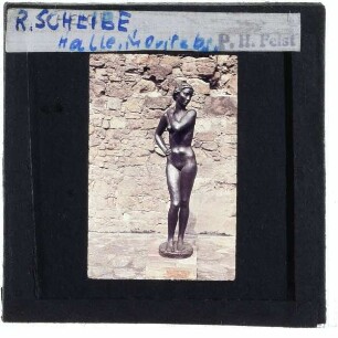 Scheibe, stehende weibliche Figur