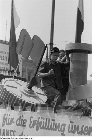 Demonstrierende auf einem Themenwagen