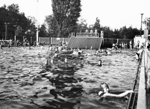 Coswig, Weinböhlaer Straße. Badevergnügen im Freibad mit großer Rutsche (Gemeindebad Coswig, 1927 eröffnet)