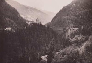 Lechtaler Alpen : Österreich. Lechtaler Alpen. Blick zum Schloss Wiesberg und der Trisannabrücke