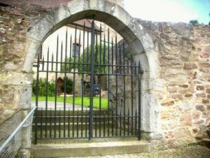 Ried-Ansicht von Süden (über Ortsseite) mit Kirchhofmauer und erhaltenem äußerem Torbogen des im 18 Jh abgetragenen Kammertors