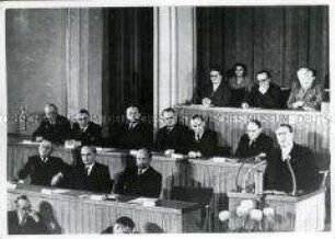 Otto Grotewohl bei seiner Regierungserklärung vor der Volkskammer der DDR