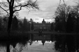 Schloss Favorite; Gartenansicht; Vordergrund Teich