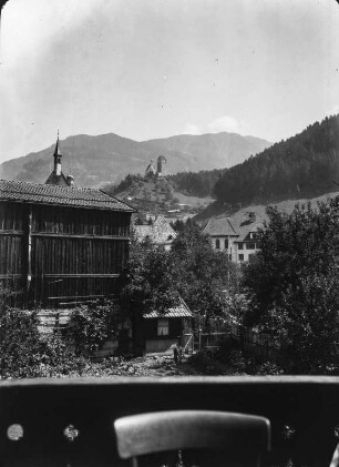 Dorf : Blick über ein Dorf zum Schloss Freundsberg
